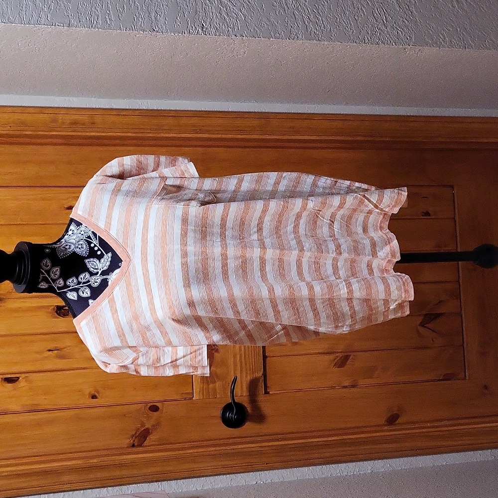 EUC Peach colored striped V-neck pocket tshirt. Size XL